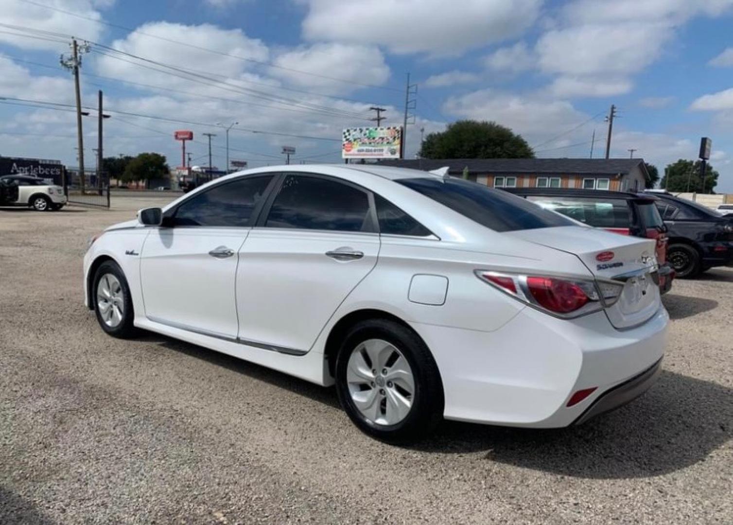 2013 White /gray Hyundai Sonata Sedan (KMHEC4A49DA) with an 2.4L L4 DOHC 16V HYBRID engine, Automatic transmission, located at 1830 North Belt Line Road, Irving, TX, 75061, (469) 524-0199, 32.834373, -96.993584 - Photo#4